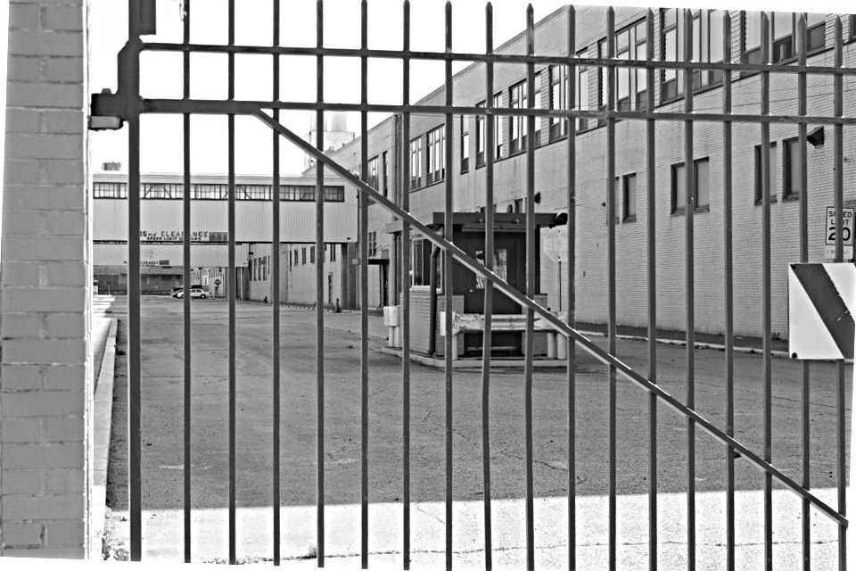 Entrance to DVIC on Oregon Avenue. Photo by Dustin Slaughter