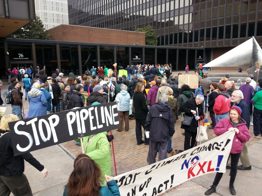 Over 100 protesters rally and block entrances to a State Department satellite office in Philadelphia. Photo: Dustin Slaughter